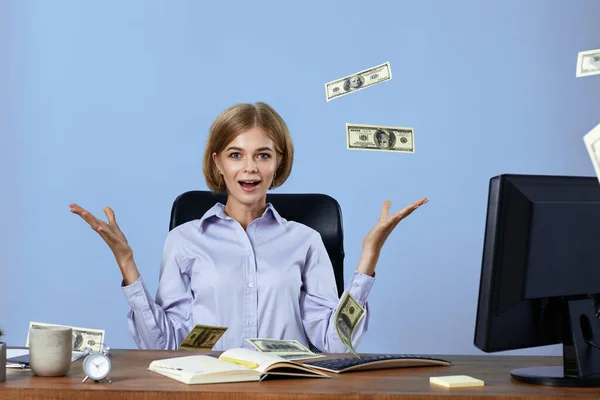 Odnosząca Sukcesy Bizneswoman Rzucająca Pieniądze Siedząc Krześle Przy Biurku Banknoty — Zdjęcie stockowe