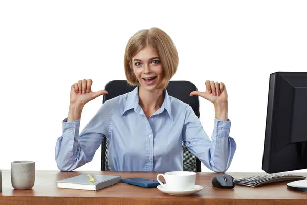 Odnosząca Sukcesy Bizneswoman Wskazująca Palcem Siebie Biurze Dama Zadowolona Własnych — Zdjęcie stockowe