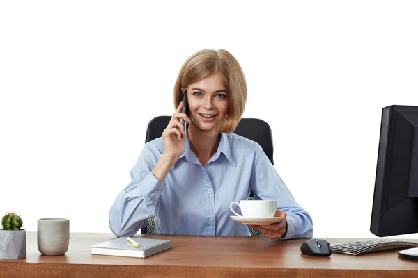 Красивая Блондинка Бизнес Женщина Синей Рубашке Работающая Компьютером Разговаривающая Телефону — стоковое фото