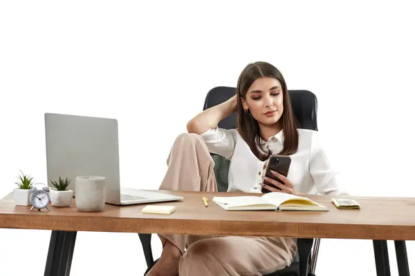 Mooie Gelukkig Vrouwelijke Manager Werken Met Laptop Met Behulp Van — Stockfoto