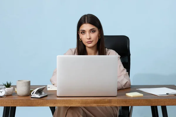 Mooie Vrouwelijke Manager Met Behulp Van Laptop Computer Voor Online — Stockfoto