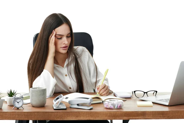 Smutna Nieszczęśliwa Bizneswoman Czytająca Złe Wieści Laptopie Myśląca Problemach Biurze — Zdjęcie stockowe