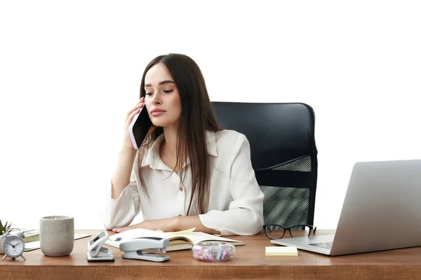 Aufmerksame Geschäftsfrau Die Mit Laptop Arbeitet Und Mit Kunden Telefoniert — Stockfoto
