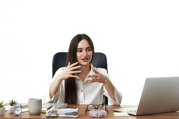 Güzel Kadını Ofiste Müşteriyle Görüntülü Konuşma Yapıyor — Stok fotoğraf