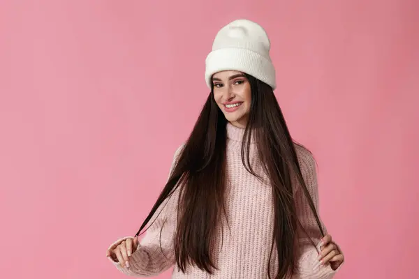 Bella Giovane Donna Cappello Bianco Maglione Rosa Guardando Fotocamera Sfondo — Foto Stock