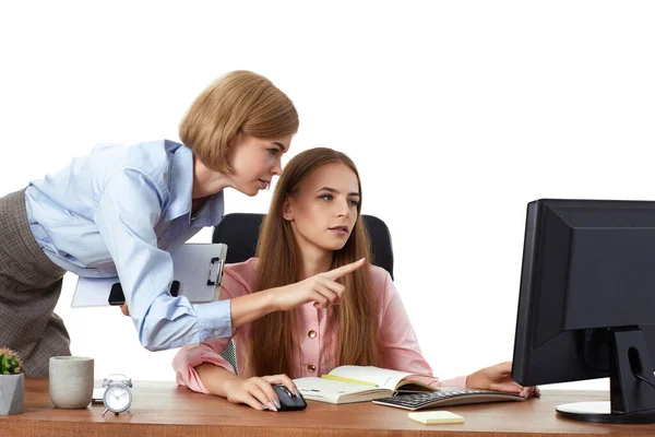 Cheerful Blonde Woman Mentor Teaching Student Girl Pointing Monitor — Stock Photo, Image