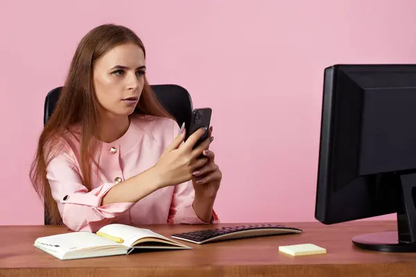 Attraktive Junge Geschäftsfrau Mit Telefon Auf Rosa Hintergrund — Stockfoto