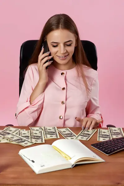 Ładna Kobieta Liczy Pieniądze Rozmawia Przez Telefon Siedząc Krześle Przy — Zdjęcie stockowe