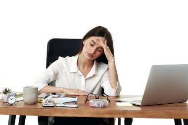 Ofiste dizüstü bilgisayar kullanan üzgün bir iş kadınının başı ağrıyor.