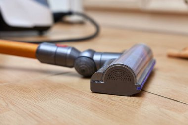 Kablosuz elektrik süpürgesinin yere yakın plan görüntüsü..