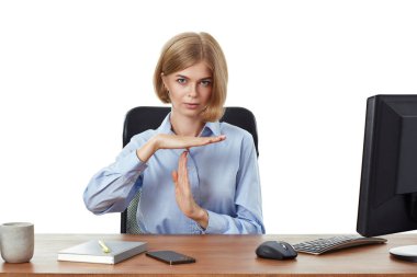 Sarışın menajer kadın işaret dilini elleriyle gösteriyor, iş için daha fazla zamana ihtiyacı var, son teslim tarihi