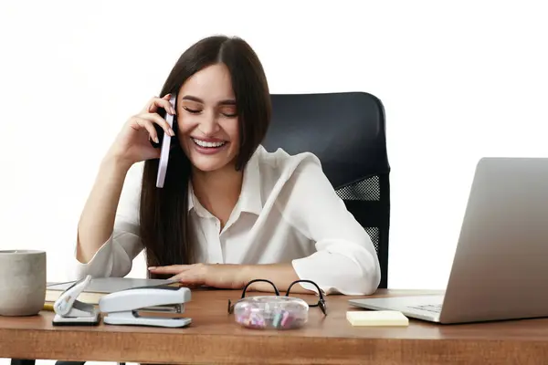 Krásná Žena Obchodní Manažerka Pracující Notebookem Mající Telefonní Rozhovor Kanceláři — Stock fotografie