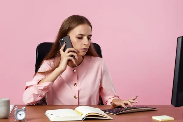 Brünette Geschäftsfrau Rosa Hemd Telefoniert Büro — Stockfoto