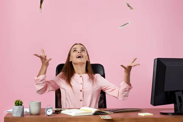 Ładna Bizneswoman Rzucająca Pieniądze Różowe Tło Banknoty Latają Powietrzu — Zdjęcie stockowe