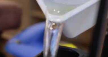 Kuru temizlemeden önce profesyonel temizlik makinesine su döküyorum..