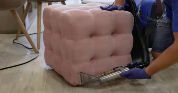 用专业的洗涤真空吸尘器干洗粉红波夫室内装潢 — 图库视频影像