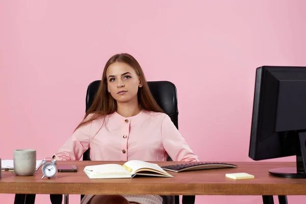 Schöne Managerin Mit Computer Für Online Arbeit Auf Rosa Hintergrund — Stockfoto