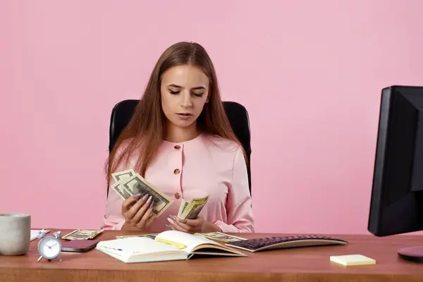 Junge Geschäftsfrau Hält Geld Während Sie Auf Einem Stuhl Schreibtisch — Stockfoto