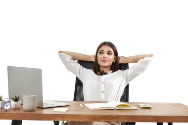 Tatmin olmuş kadın yönetici el ele tutuşuyor, masada oturuyor ve dizüstü bilgisayar kullanarak dinleniyor.