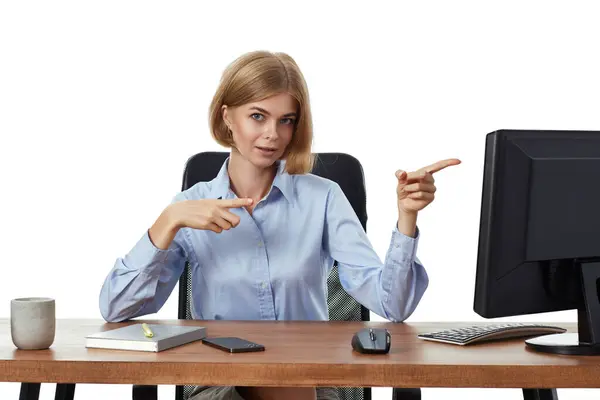 Geschäftsfrau Zeigt Büro Auf Computer — Stockfoto