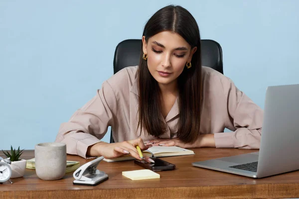 Joven Mujer Negocios Utilizando Ordenador Portátil Para Trabajo Línea Mesa —  Fotos de Stock