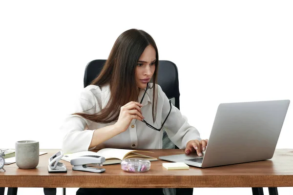 Piękna Businesswoman Pomocą Laptopa Pracy Online — Zdjęcie stockowe