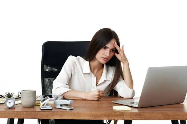 Upprörd Olycklig Affärskvinna Läsa Dåliga Nyheter Laptop Dator Och Tänka — Stockfoto