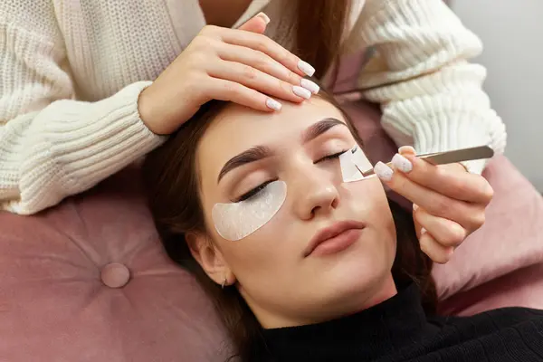 Cosmetologist Retira Fita Algodão Cola Abaixo Olho Procedimento Extensão Das — Fotografia de Stock