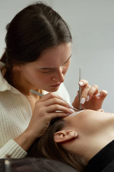 Professional Beautician Tweezers Makes Eyelash Extension Beautiful Woman Beauty Salon — Stock Photo, Image