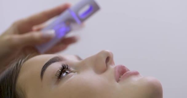 Cosmetologista Usando Spray Primer Para Procedimento Extensão Pestana Salão — Vídeo de Stock