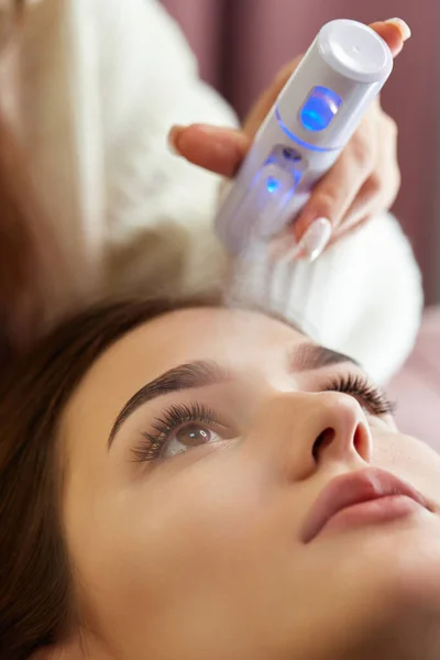 Kosmetologe Verwendet Grundierspray Für Wimpernverlängerungsverfahren Salon — Stockfoto