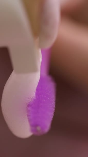 泡のシャンプーでブラシをきれいにするプロセス まつげの拡張 — ストック動画