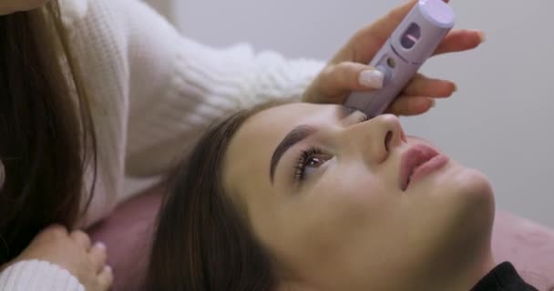 Kosmetolog Stosujący Spray Podkładowy Zabiegu Przedłużania Rzęs Salonie — Wideo stockowe