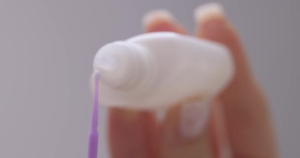 Mâinile Feminine Aplică Grund Perie Înainte Procedura Extensie Genelor — Videoclip de stoc