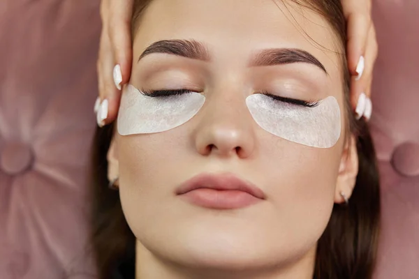 Kosmetikerin Bereitet Klebstoff Baumwollstreifen Unter Dem Auge Wimpernverlängerungsverfahren — Stockfoto