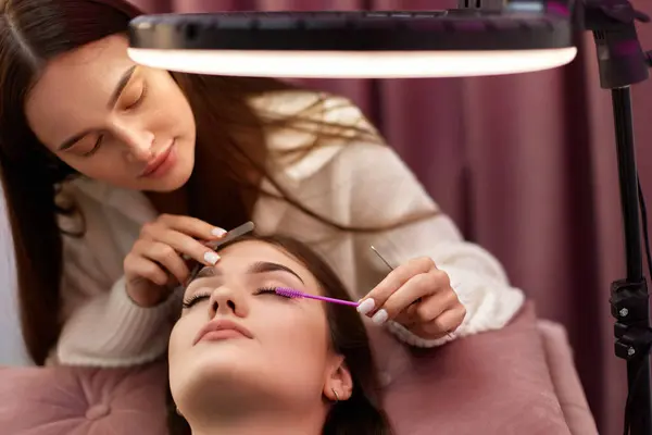Master Using Brush Combs Eyelashes Client Eyelash Extension Procedure Cosmetology — Stock Photo, Image