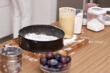 Ev yapımı erikli turta pişirmek için gerekli malzemeler. Mutfak arka planı.