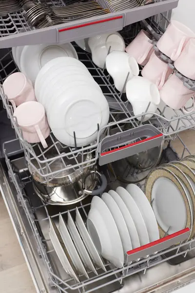 Temiz Çatal Bıçak Tabak Bulaşık Makinesi Beyaz Modern Mutfakta Tabaklar — Stok fotoğraf