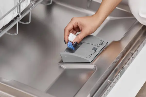 Kadın Eli Bulaşık Makinesi Tabletini Otomatik Bulaşık Makinesine Koyar Yakın — Stok fotoğraf