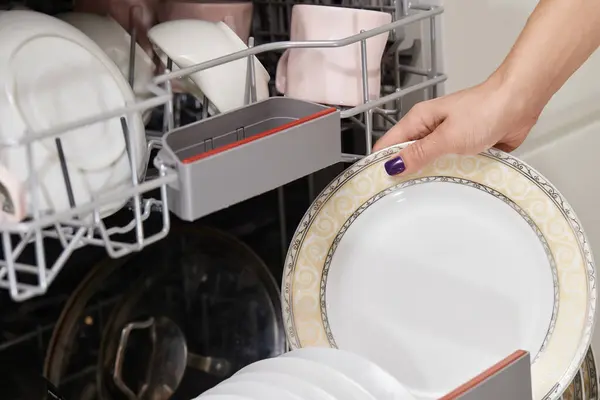 Kadın Eli Açık Bulaşık Makinesinden Tabakları Boşaltıyor Mutfakta Temiz Tabaklar — Stok fotoğraf