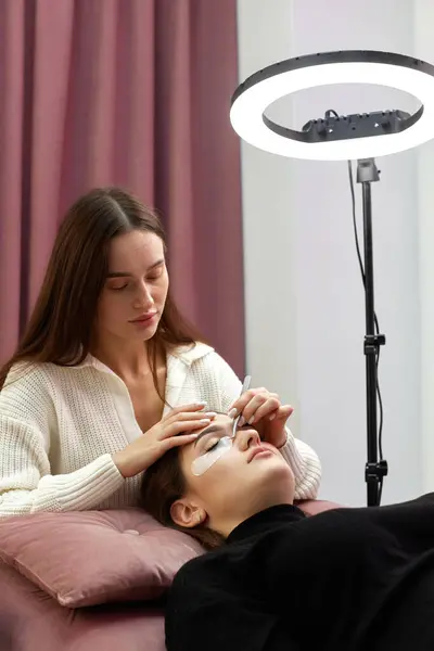 Cosmetoloog Verwijdert Lijm Katoenen Strip Onder Het Oog Wimperverlengingsprocedure — Stockfoto