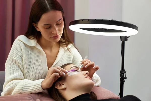 Beautician Tweezers Makes Eyelash Extension Young Woman Beauty Salon — Stock Photo, Image