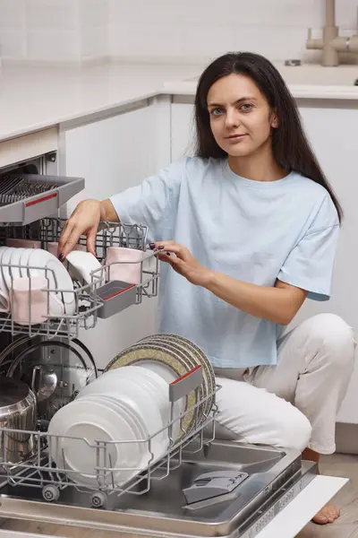 Красивая Женщина Выгрузки Открытой Автоматической Встроенной Посудомоечной Машины Чистой Посудой — стоковое фото