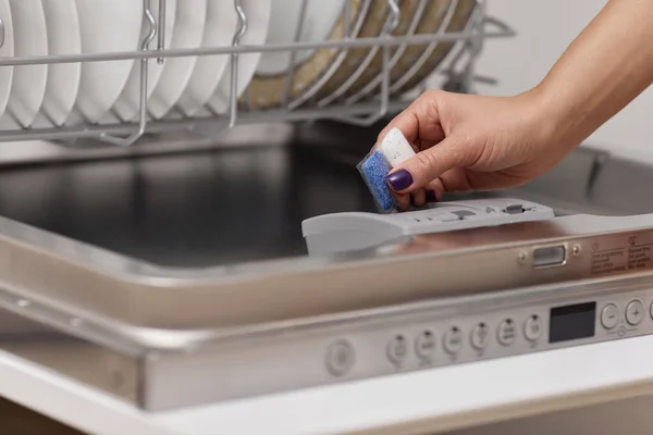 Kadın Eli Bulaşık Makinesi Tabletini Mutfaktaki Kirli Tabakla Birlikte Otomatik — Stok fotoğraf