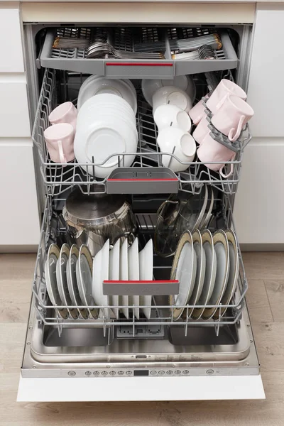 Temiz Çatal Bıçak Tabak Bulaşık Makinesi Beyaz Modern Mutfakta Tabaklar — Stok fotoğraf