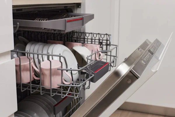 Temiz Çatal Bıçak Bulaşık Makinesi Tabaklar Beyaz Modern Mutfak — Stok fotoğraf