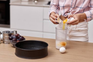 Kadın elleri mutfakta erikli turta için yumurta harmanlıyor.