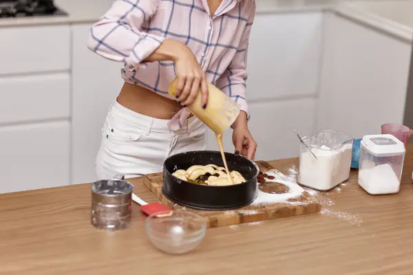 Baker Woman Preparing Pie Modern Kitchen — Stock Photo, Image
