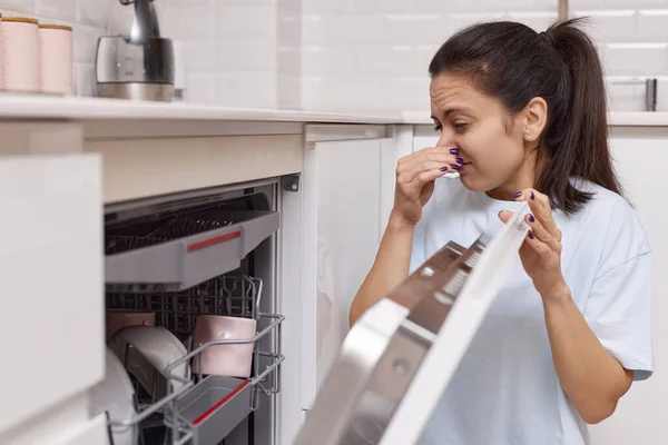 Женщина Пахнет Странным Ужасным Запахом Исходящим Посудомоечной Машины Кухне — стоковое фото