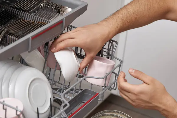 Erkek Eli Açık Bulaşık Makinesinden Tabakları Boşaltıyor Mutfakta Temiz Tabaklar — Stok fotoğraf